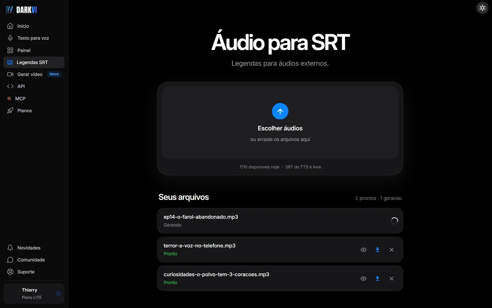 Página Áudio para SRT do Darkvi: área para escolher ou arrastar áudios, contador de 7 de 10 conversões disponíveis no dia e a lista Seus arquivos com um arquivo gerando e dois prontos