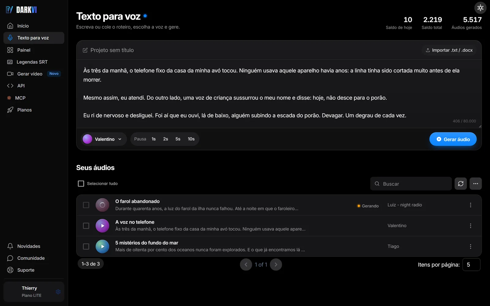 Tela Texto para voz do Darkvi no tema escuro: roteiro de terror no editor, voz Valentino selecionada, botões de pausa de 1, 2, 5 e 10 segundos e a lista Seus áudios com três narrações